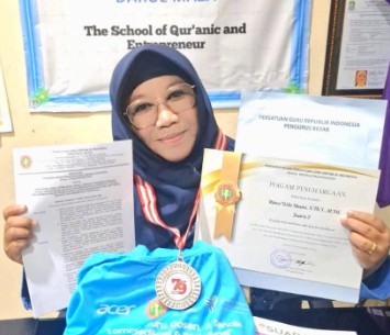 Juara 2 Kepala Sekolah Inovatif dan Berdedikasi 