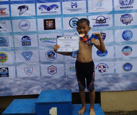 Juara 3 25M Gaya Bebas Fins Kelas 1-2 Putra Puri Gading Swimming Competition